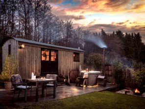 Romantic Shepherd's Hut Zen with Private Lakeside Hot Tub near Crewkerne, Somerset, England